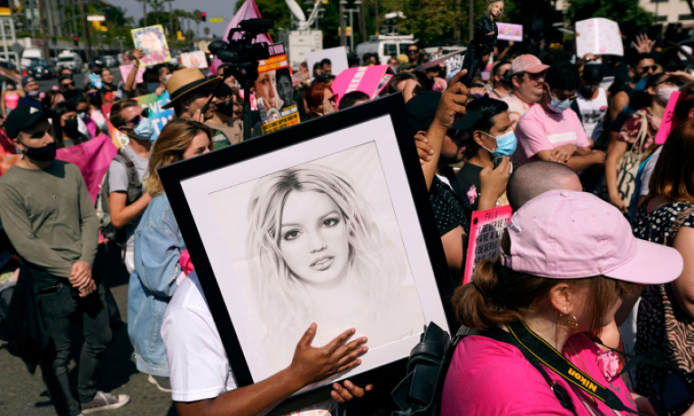 Tòa bỏ quyền quản lý tài sản của cha Britney Spears