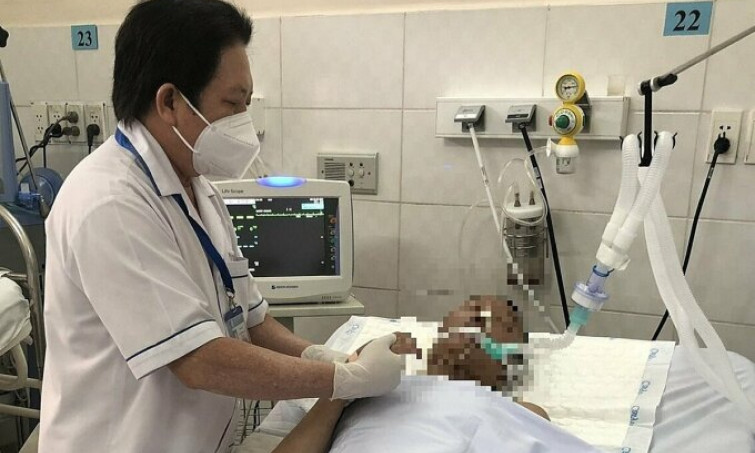 Con trai tử vong, bố nguy kịch do ngộ độc rượu methanol