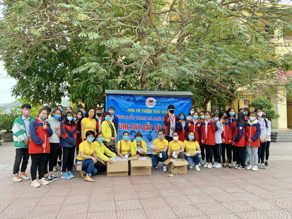 Bà Hoàng Thị Vân tham gia Tổ từ thiện tặng khẩu trang, nước sát khuẩn cho các trường học trên địa bàn TP Hạ Long.
