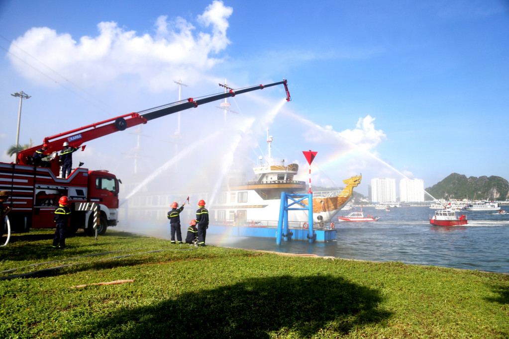 Phòng Cảnh sát PCCC&CNCH (Công an tỉnh) sử dụng xe cần vươn mới được trang cấp tham gia thực tập phương án chữa cháy nhiều lực lượng tại Cảng tàu khách quốc tế Sun World Hạ Long, tháng 7/2021.