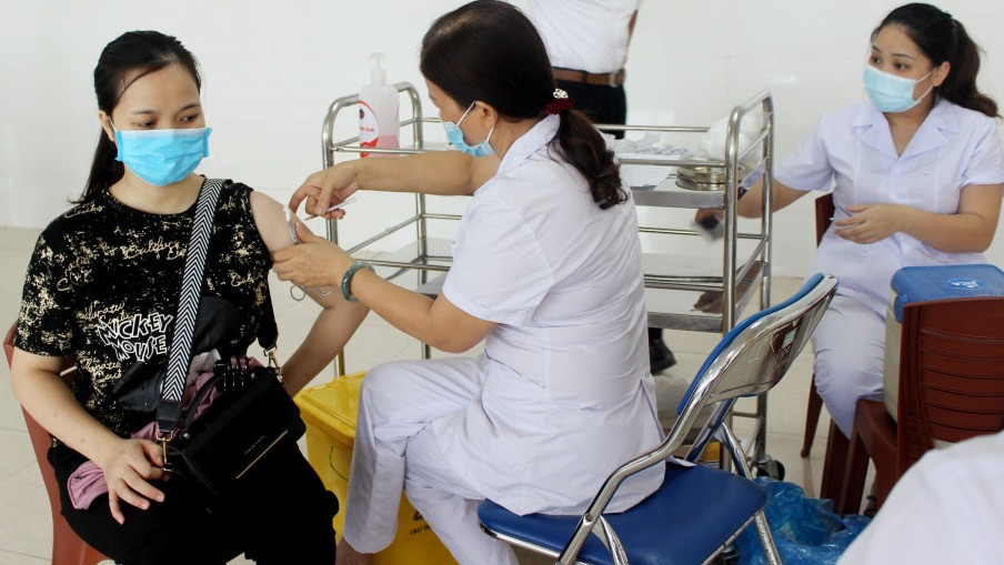 Gần 1.400 phụ nữ mang thai và bà mẹ đang cho con bú được tiêm vắc xin phòng Covid-19 tại TP Móng Cái tại đợt tiêm thứ 13, ngày 23/9.