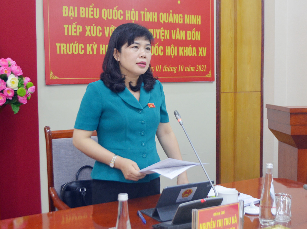 Đồng chí Nguyễn Thị Thu Hà, Phó Trưởng Đoàn ĐBQH tỉnh tiếp thông tin cử tri huyện Vân Đồn dự kiến, nội dung của kỳ họp thứ 2, Quốc hội khóa XV.