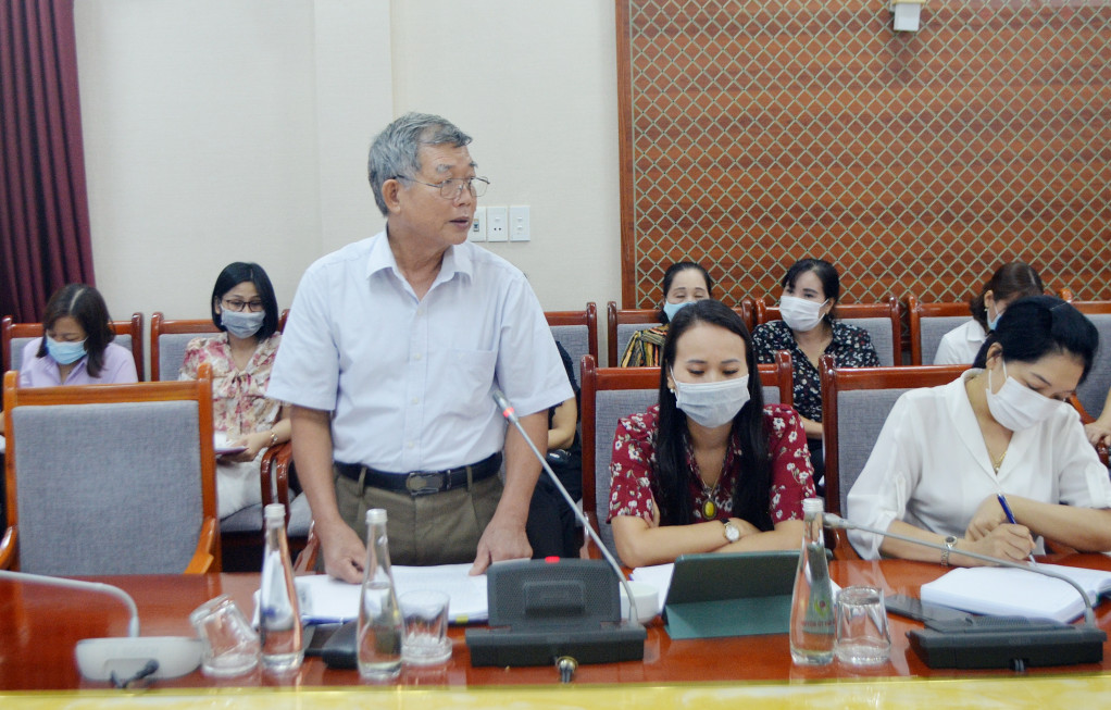 Cử tri Nguyễn Đức Thành (xã Đông Xá) phát biểu kiến nghị tại buổi tiếp xúc cử tri.