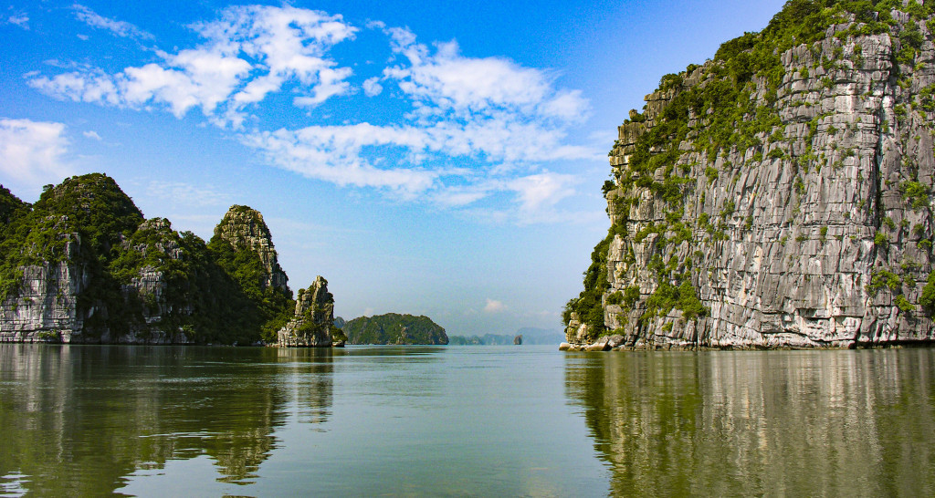 Cat Oan - Hon Xep is considered an open-air geological museum in the midst of Ha Long Bay.