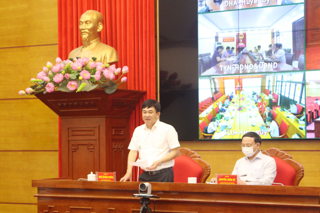 Đồng chí Ngô Hoàng Ngân, Phó Bí thư Thường trực Tỉnh ủy, Trưởng Đoàn ĐBQH tỉnh, phát biểu tại hội nghị.