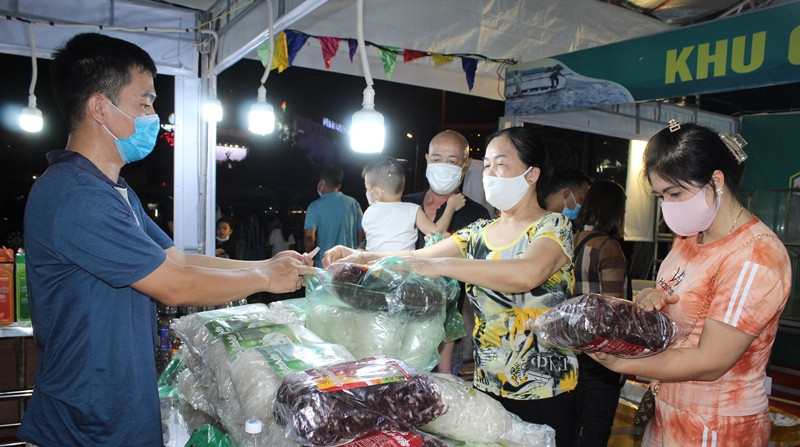 Khách tới thăm quan, mua sắm