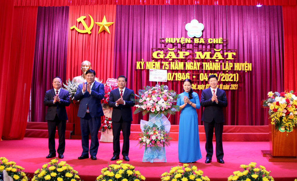 Đồng chí Đỗ Thị Lan, Phó Chủ nhiệm Ủy ban Xã hội của Quốc hội khóa XV tặng hoa chúc mừng, động viên Đảng bộ, chính quyền và nhân dân các dân tộc huyện Ba Chẽ.