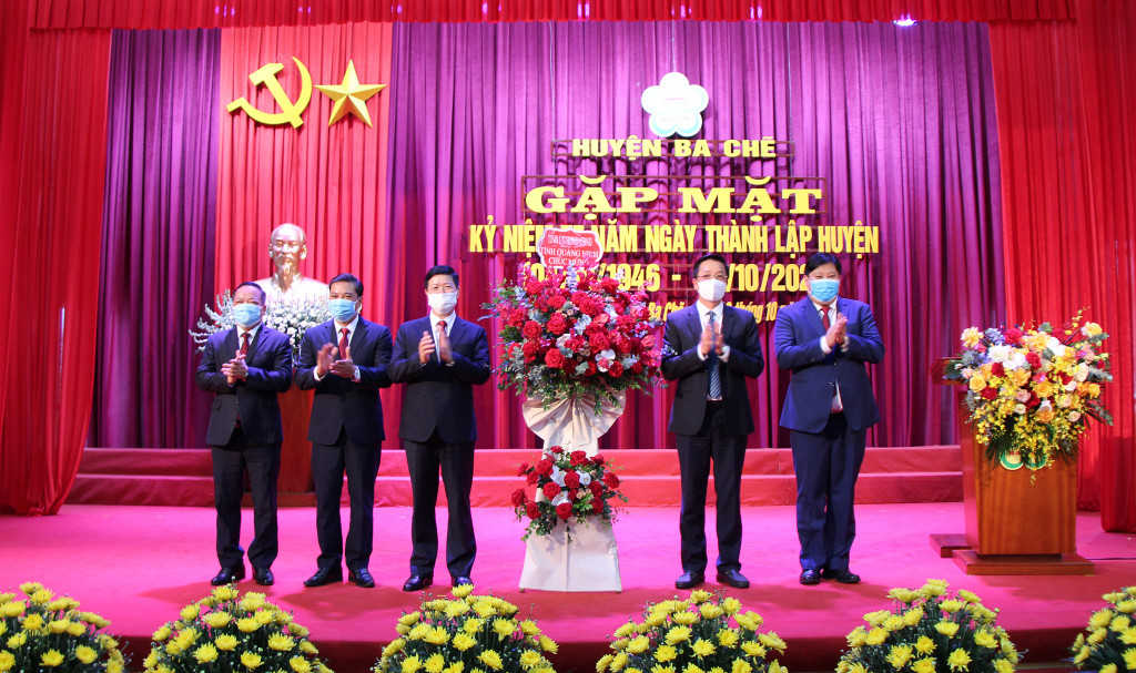 Đồng chí Nguyễn Văn Hồi, Trưởng Ban dân vận Tỉnh ủy, Chủ tịch Ủy ban MTTQ tỉnh tặng hoa chúc mừng, động viên Đảng bộ, chính quyền và nhân dân các dân tộc huyện Ba Chẽ.