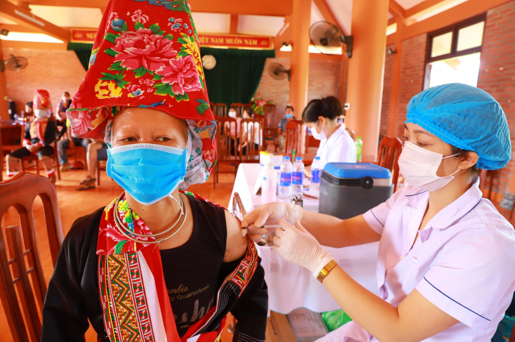 Nhân viên y tế tiêm vắc-xin phòng COVID-19 cho đồng bào các dân tộc thiểu số tỉnh Quảng Ninh_Ảnh: quangninh.gov.vn