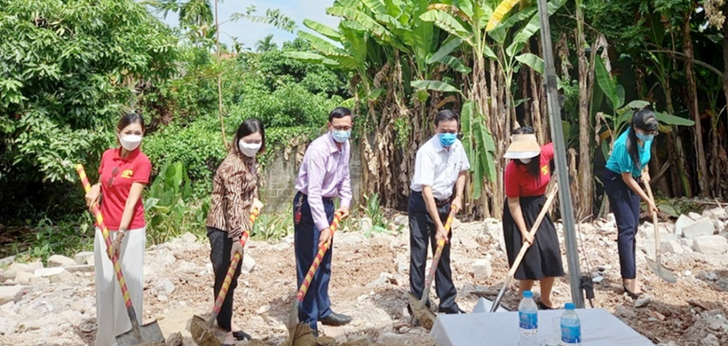 Lãnh đạo Hội Bảo trợ NKT-TMC tỉnh cùng nhà tài trợ, chính quyền địa phương tham gia lễ khởi công nhà ở cho hộ gia đình chị Đỗ Thị Nhung, khu Bạch Đằng I, phường Phương Nam (TP Uông Bí).