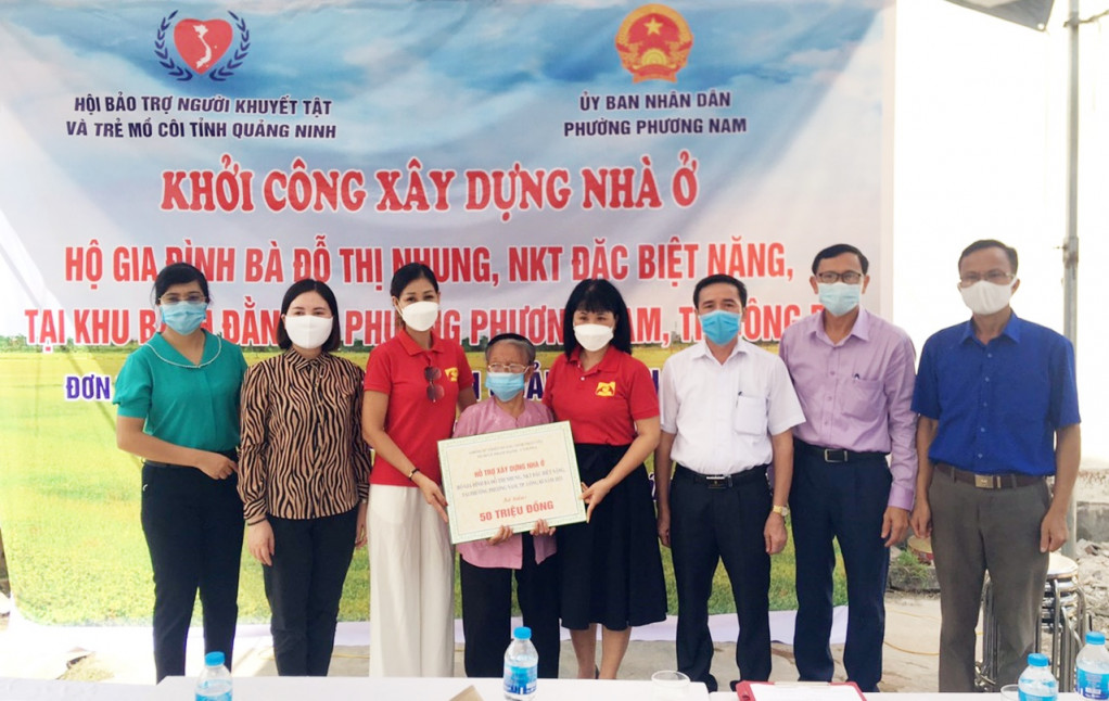 Lãnh đạo Hội Bảo trợ NKT-TMC tỉnh cùng chính quyền địa phương cùng đại diện Tổ từ thiện chính tâm Quảng Ninh và Tổ đi lễ Phạm Mạnh- Cẩm Phả trao hỗ trợ 50 triệu đồng cho gia đình chị Đỗ Thị Nhung xây dựng ngôi nhà.
