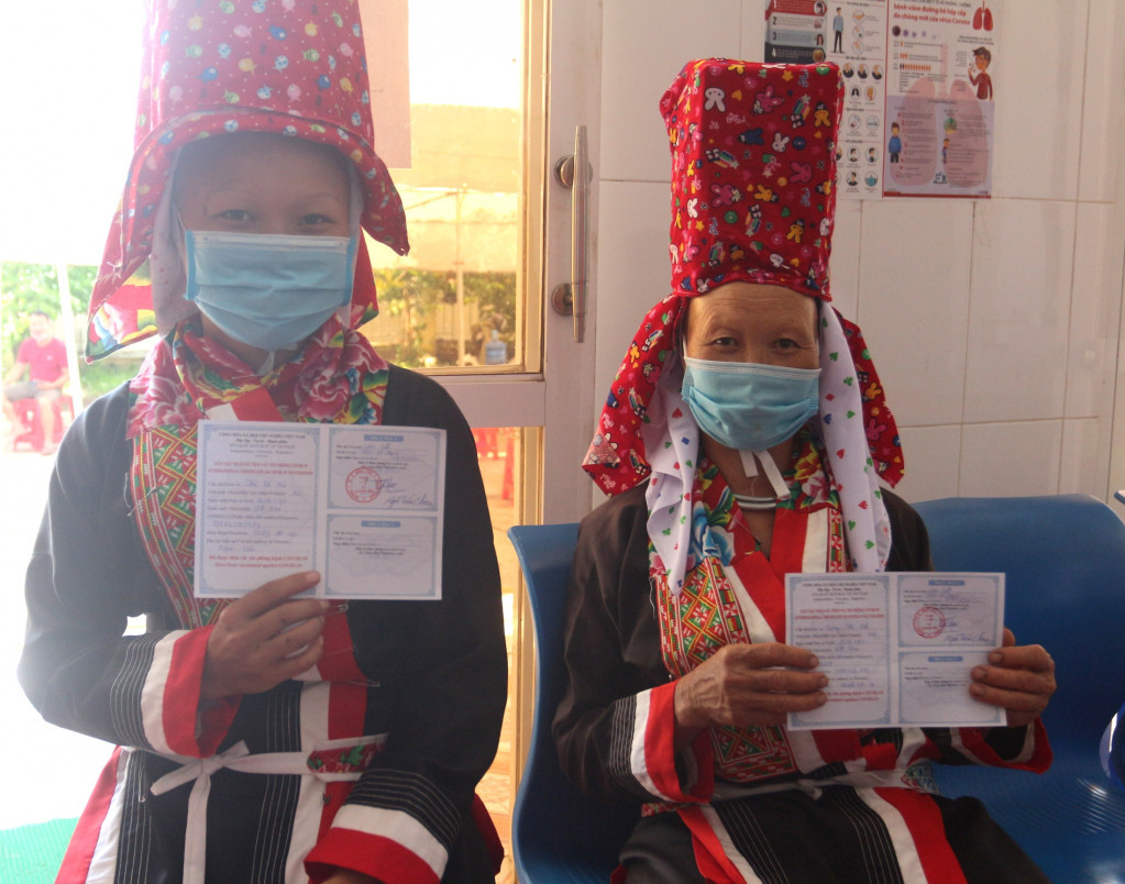 Bà con dân tộc Dao thôn Ngàn Cậm, xã Hoành Mô, vui mừng khi hoàn thành tiêm vắc xin mũi 1. Ảnh: La Lành (Trung tâm TT-VH Bình Liêu)