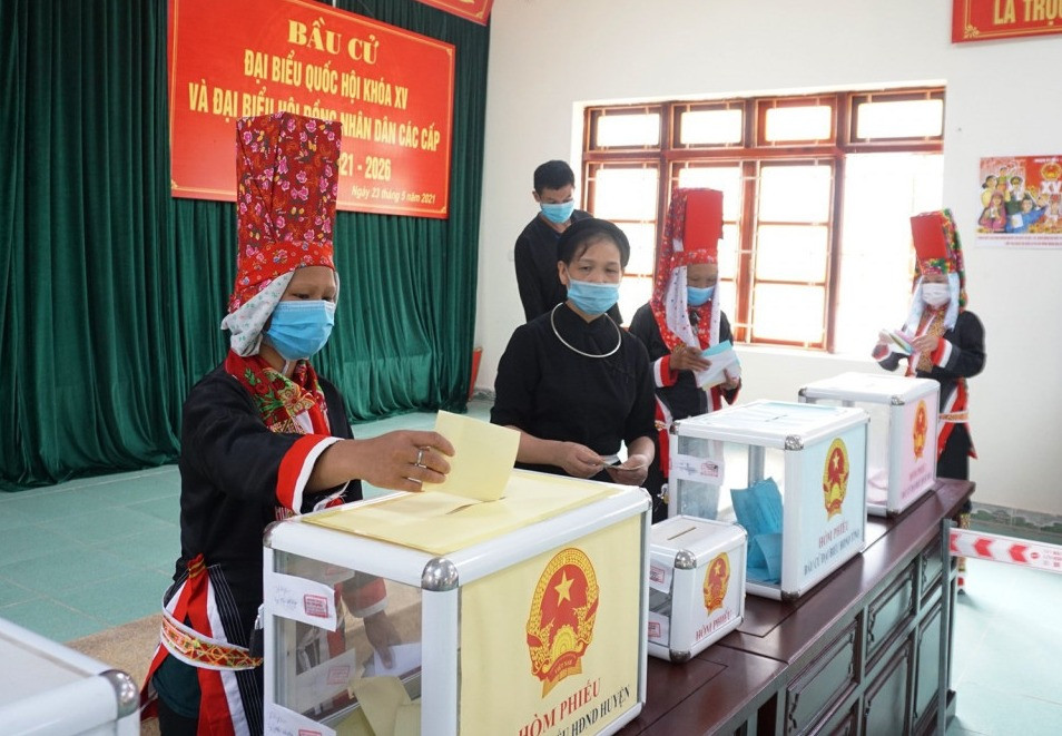 Cử tri các dân tộc khu vực bỏ phiếu số 1, xã Đồng Văn, huyện Bình Liêu, thực hiện quyền và nghĩa vụ công dân. Ảnh: Thanh Tùng