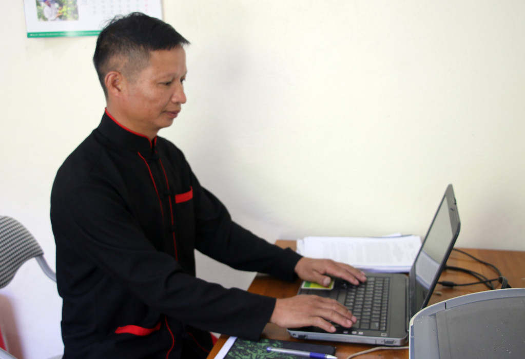 Anh Dường Phúc Thím, Bí thư chi bộ thôn Khe Tiền (xã Đồng Văn) sử dụng máy tính 