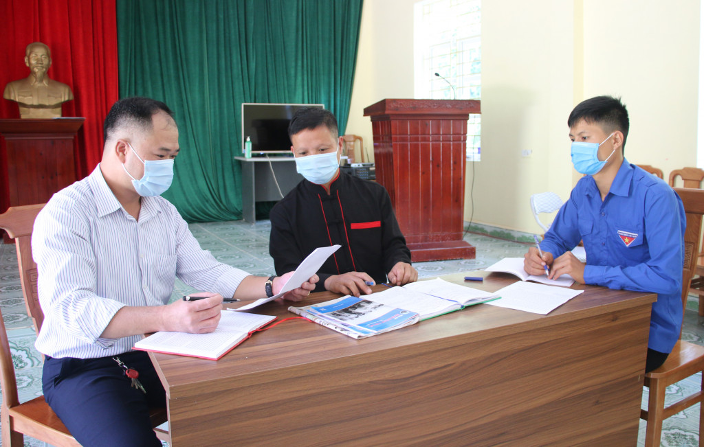 Chi ủy Chi bộ thôn Khe Tiền họp bàn thống nhất các nội dung chuẩn bị cho sinh hoạt chi bộ tháng 10.