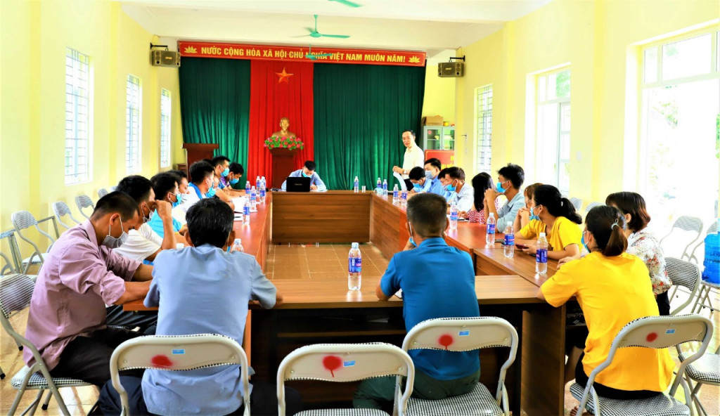 Đồng chí Dương Mạnh Cường, Bí thư Huyện ủy Bình Liêu dự sinh hoạt cùng chi bộ thôn Lục Ngù (xã Húc Động). Ảnh: Hoàng Gái