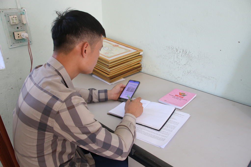 Các thông tin, văn bản được anh Sằn A Sạm, Bí thư chi bộ thôn Lục Ngù nhanh chóng chuyển tải đến người dân thông qua các nhóm zalo của chi bộ, của thôn.