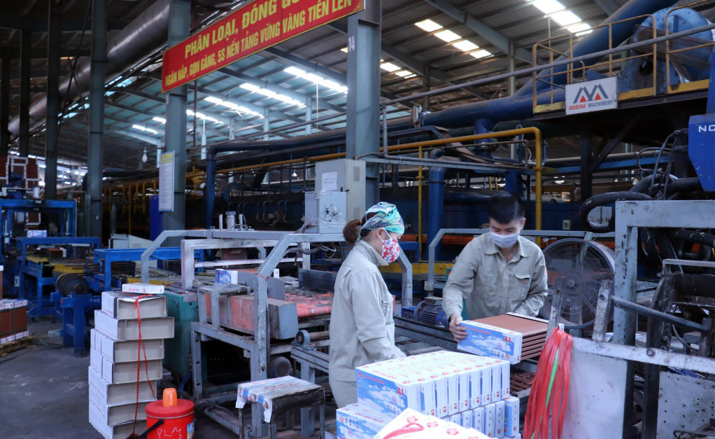 Công ty Cổ phần Gốm Đất Việt thực hiện nâng cao chất lượng sản xuất gạch, tháng 9/2021.
