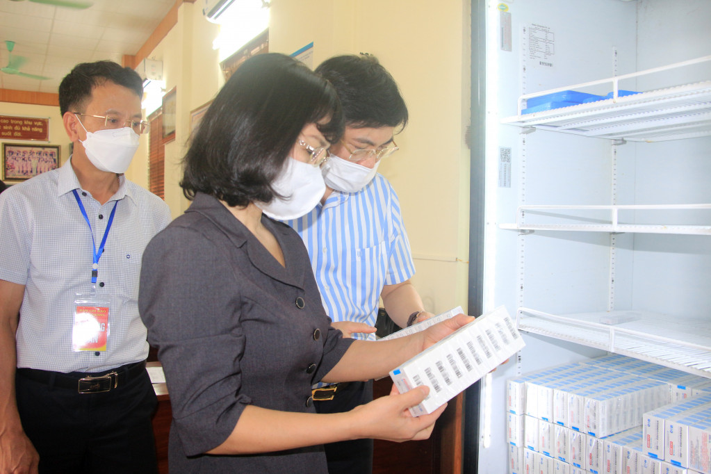 Đồng chí Trịnh Thị Minh Thanh, Phó Bí thư Tỉnh ủy, Phó Chủ tịch Thường trực HĐND tỉnh, kiểm tra công tác bảo quản vắc xin tại các điểm tiêm chủng.