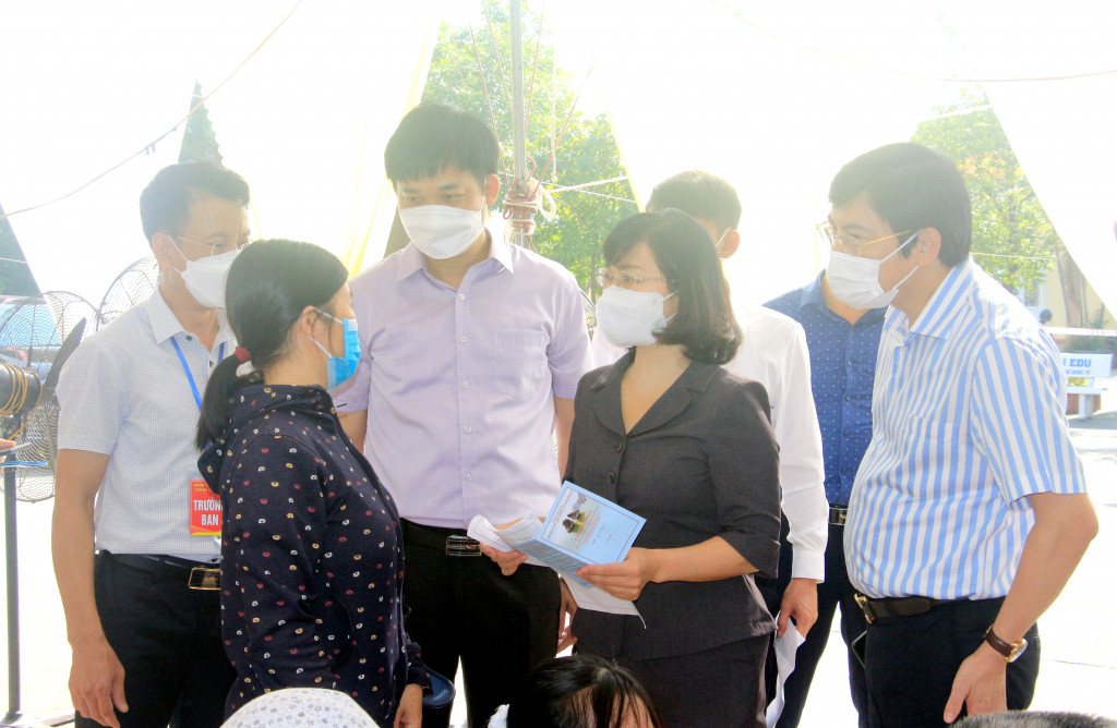 Đồng chí Trịnh Thị Minh Thanh, Phó Bí thư Tỉnh ủy, Phó Chủ tịch Thường trực HĐND tỉnh, hỏi thăm người dân đến địa điểm tiêm chủng.