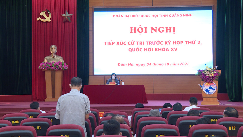ĐBQH Trần Thị Kim Nhung ghi nhận và tiếp thu các ý kiến của cử tri huyện Đầm Hà.