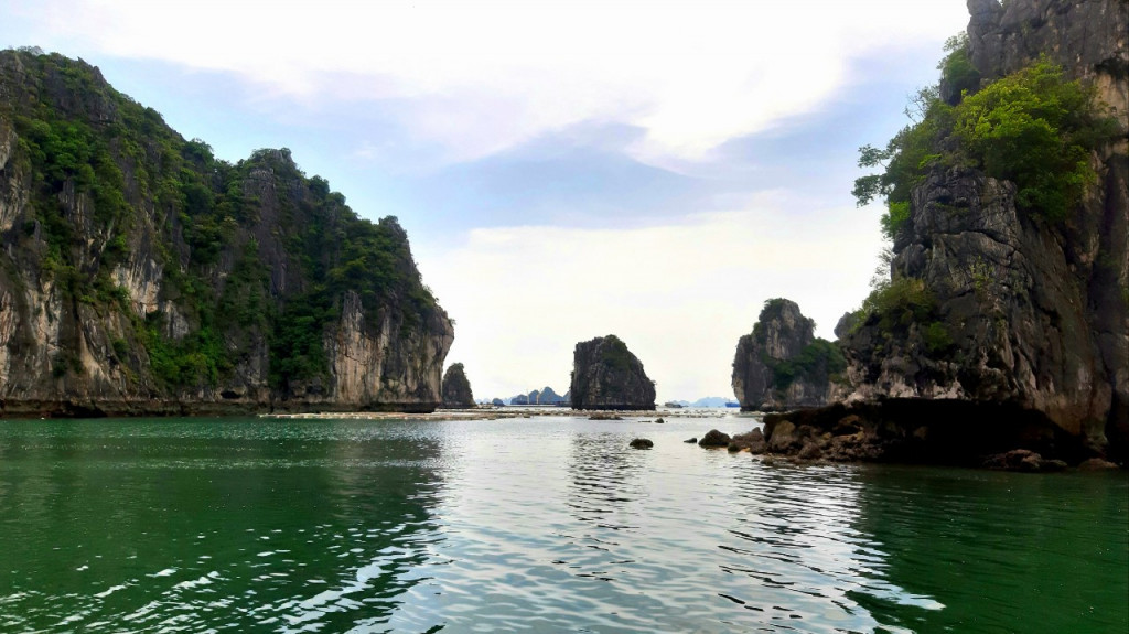 On the route of about 20-30 nautical miles from Vung Duc to the island communes of Thang Loi and Ngoc Vung, visitors have chance to admire the beautiful scenery of the sea, mountains and rocks in green and blue.