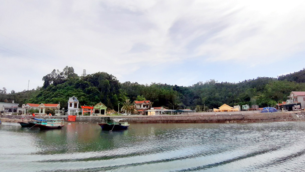 Cong Dong island (Thang Loi commune) used to be the place where the main wharfs of the ancient Van Don trading port were located.