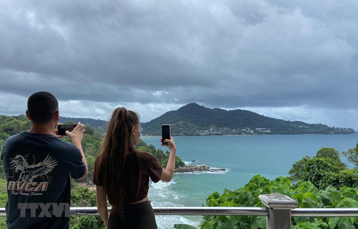 Khách du lịch chụp ảnh tại đảo Phuket, Thái Lan, ngày 21/9/2021. (Ảnh: AFP/TTXVN)