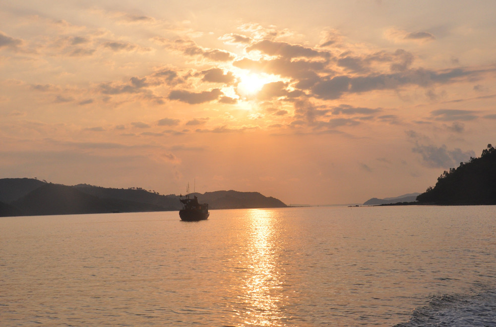 Fishermen go fishing when the sun rises on the sea.