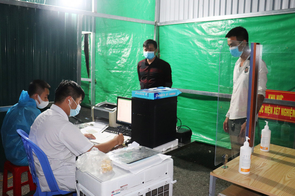 Các lực lượng được tăng cường làm việc ở chốt kiểm soát phòng, chống dịch Covid-19 cầu Bạch Đằng.