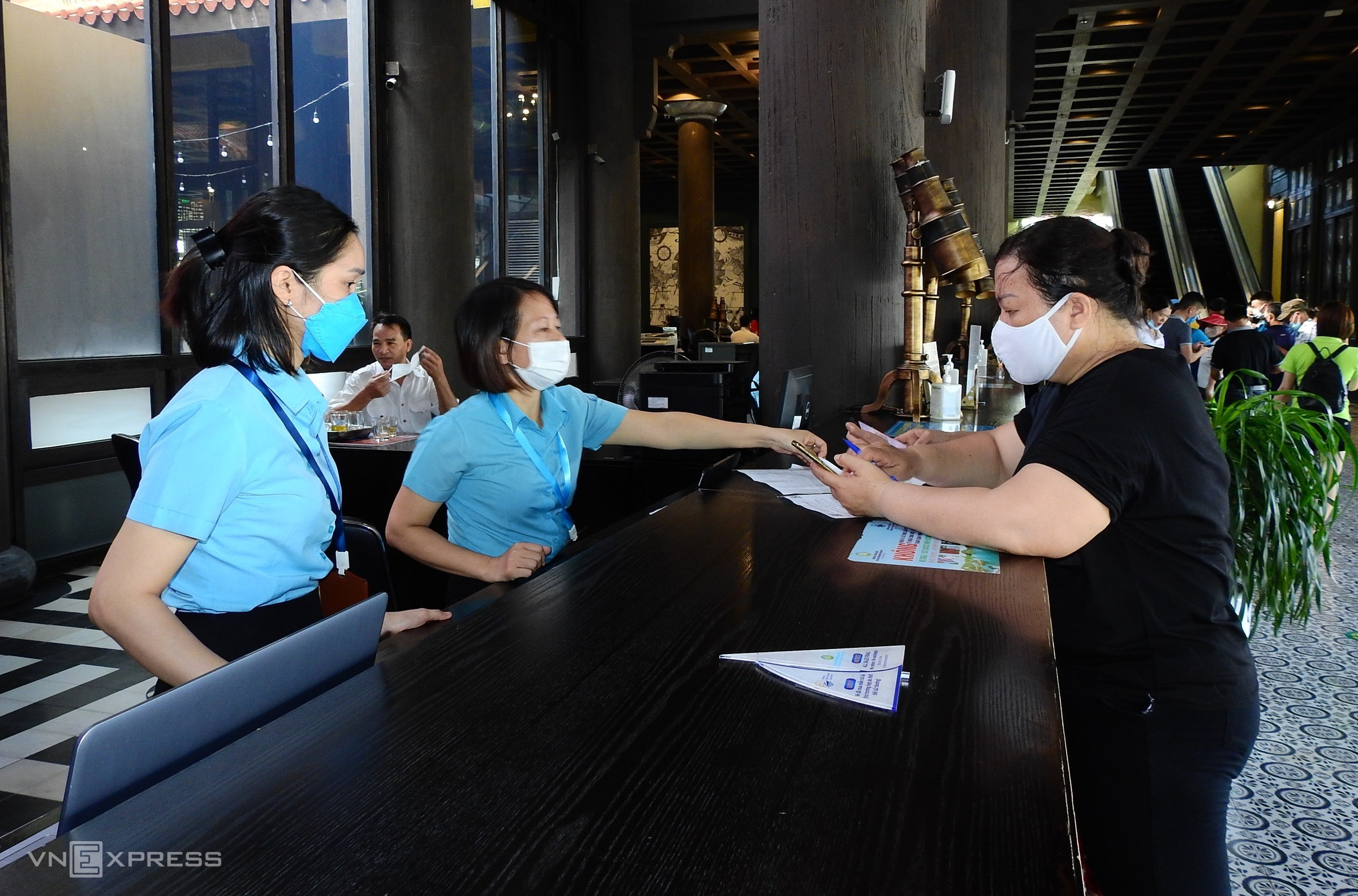 Ha Long Bay bustles after months of frozen tourism