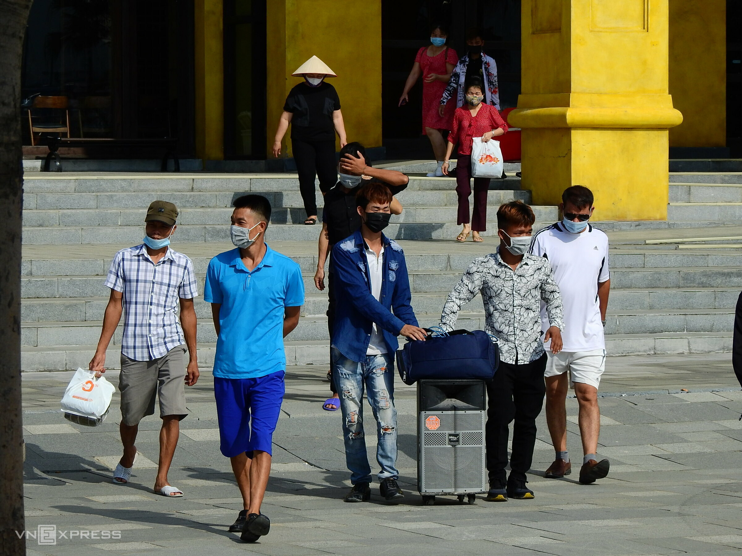 Ha Long Bay bustles after months of frozen tourism