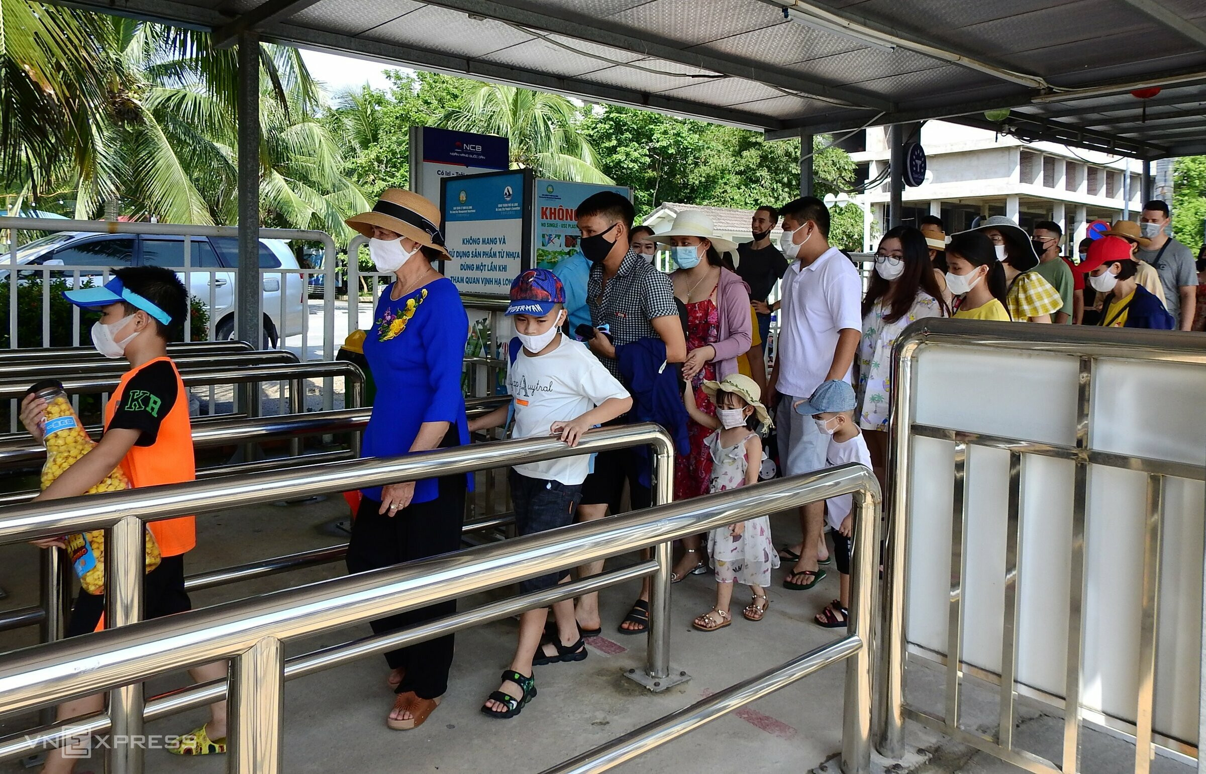 Ha Long Bay bustles after months of frozen tourism