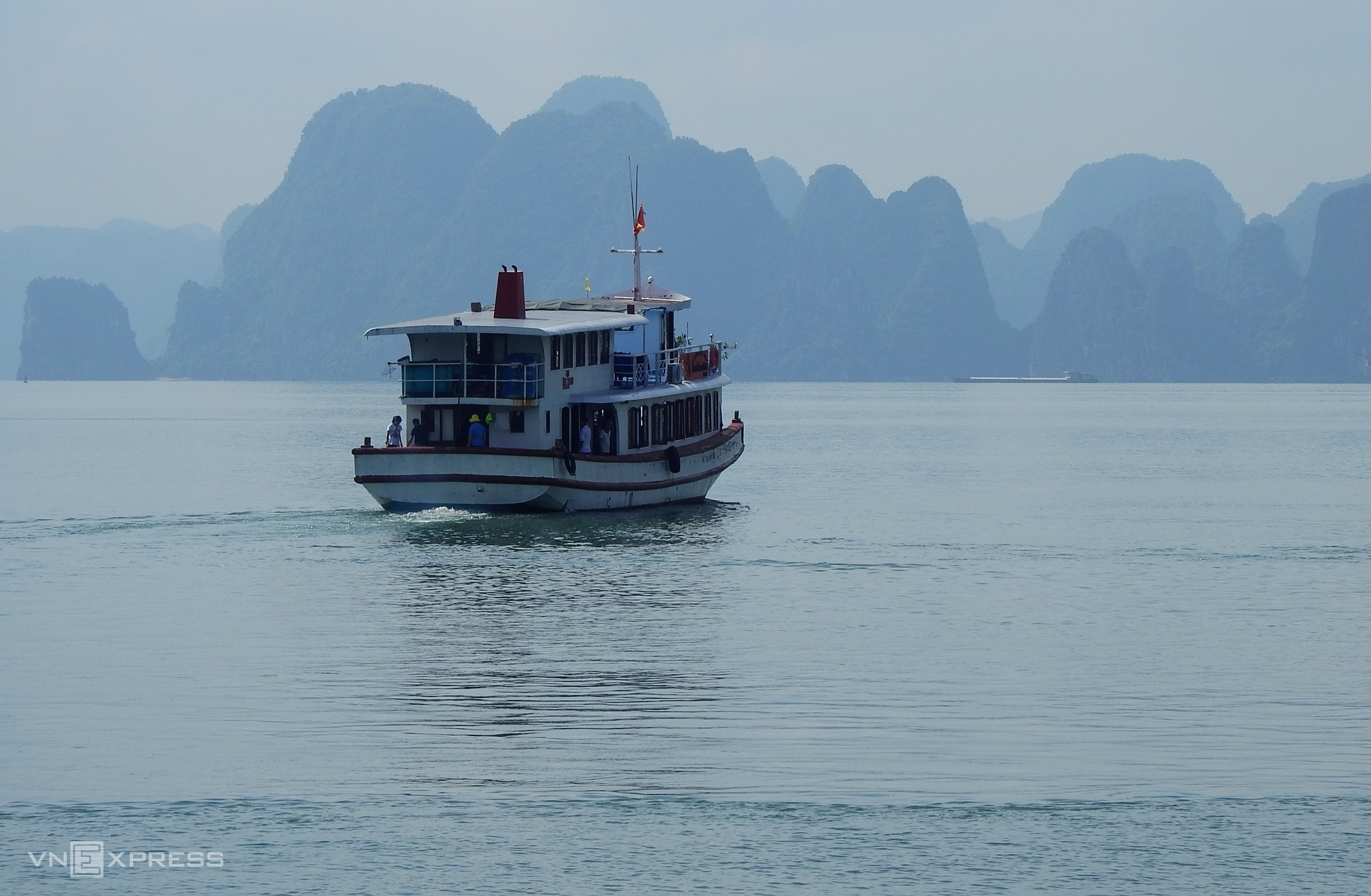 Ha Long Bay bustles after months of frozen tourism