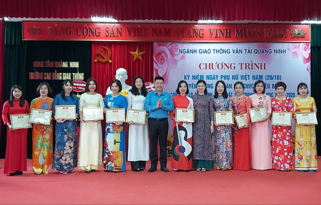 Công đoàn ngành GTVT tặng giấy khen cho các nữ CNVCLĐ 