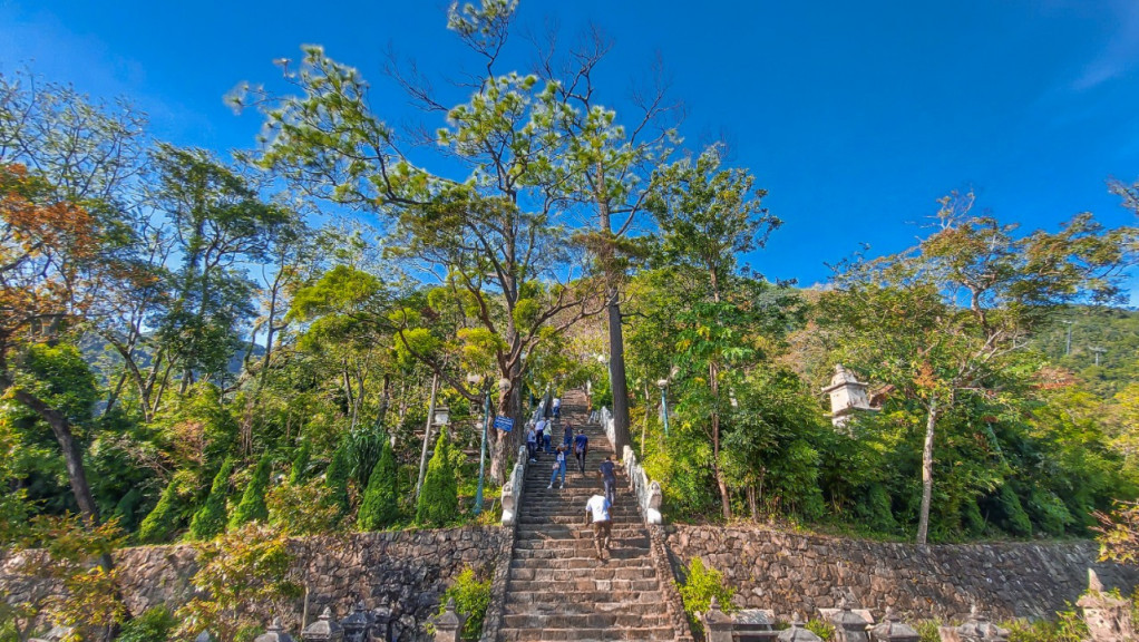 The way to Dong (Bronze) pagoda