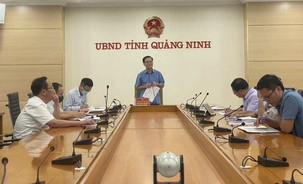 Đồng chí Bùi Văn Khắng, Phó Chủ tịch UBND tỉnh kết luận cuộc họp