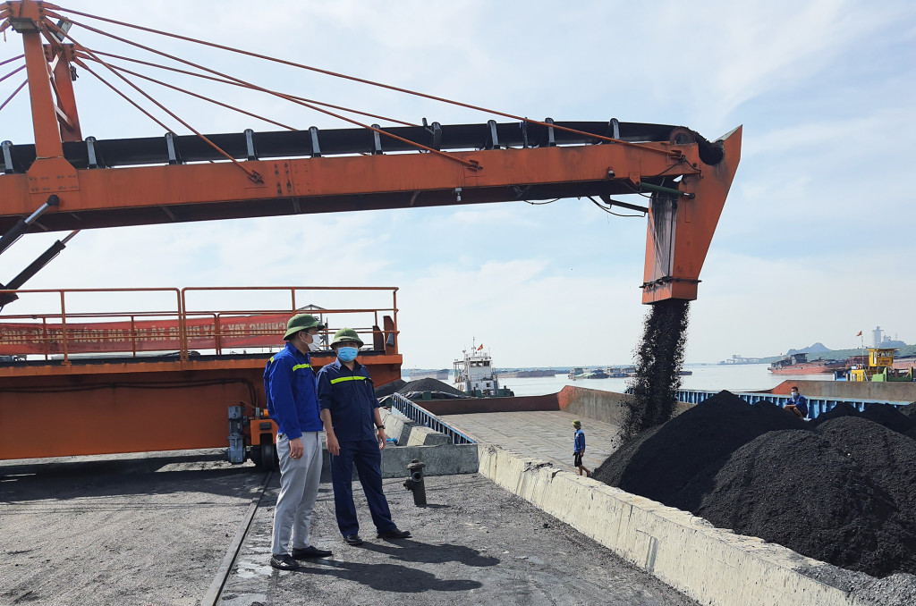 Công ty Kho vận Đá Bạc thực hiện bốc giót than ở cảng Điền Công.