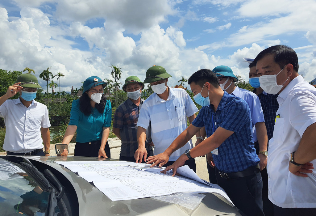 Lãnh đạo TP Uông Bí rà soát quỹ đất tại phường Trưng Vương để triển khai các dự án đấu giá quyền sử dụng đất.