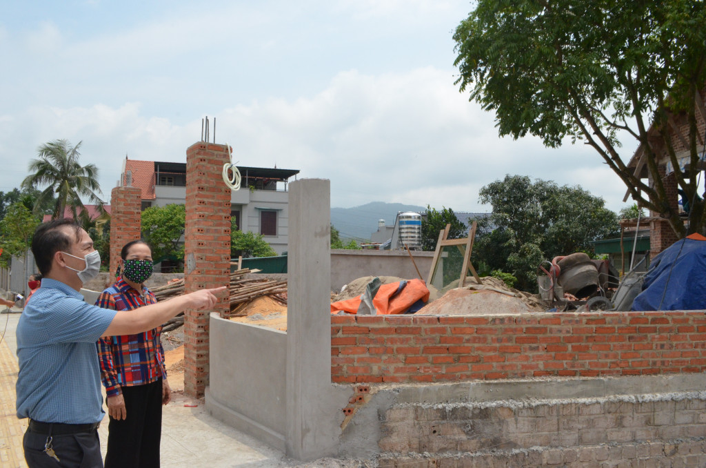 Lãnh đạo phường Phương Đông (TP Uông Bí) thường xuyên, chủ động nắm tình hình trong nhân dân trong suốt quá trình thi công dự án.
