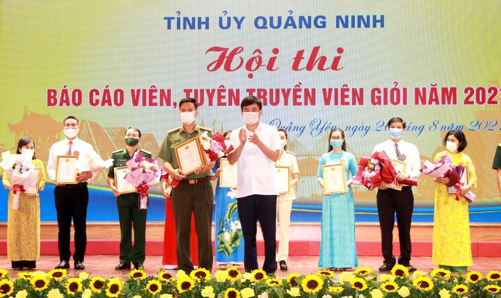 Đồng chí Ngô Hoàng Ngân, Phó Bí thư Thường trực Tỉnh ủy, Trưởng Đoàn ĐBQH tỉnh trao giải Nhất cho Trung tá Đoàn Ngọc Trung, Phó Bí thư Đảng ủy, Phó Trưởng Công an thị xã Quảng Yên, Đảng bộ Thị xã Quảng Yên.