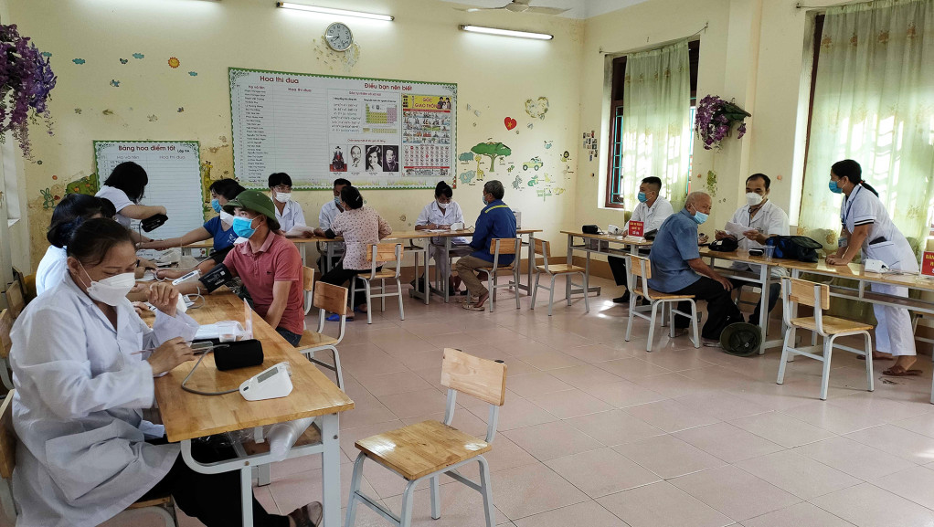 Người dân xã Đồng Rui thực hiện tiêm vắc xin p Covid - 19 mũi 1.