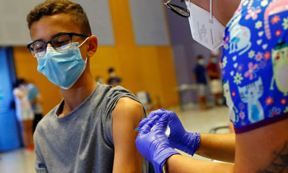 Thụy Điển ngừng tiêm vắc xin của Moderna cho người trẻ - Ảnh 1.