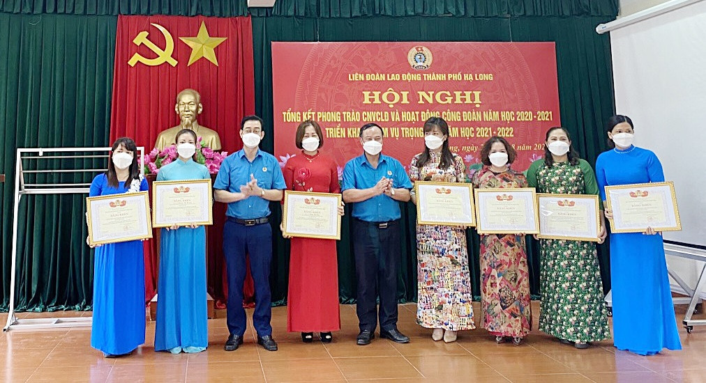Cô giáo Phạm Thị Thu Huyền (thứ 2, trái sang) nhận bằng khen của LĐLĐ tỉnh về thành tích xuất sắc trong phong trào CNVCLĐ và hoạt động Công đoàn năm học 2020-2021, TP Hạ Long.
