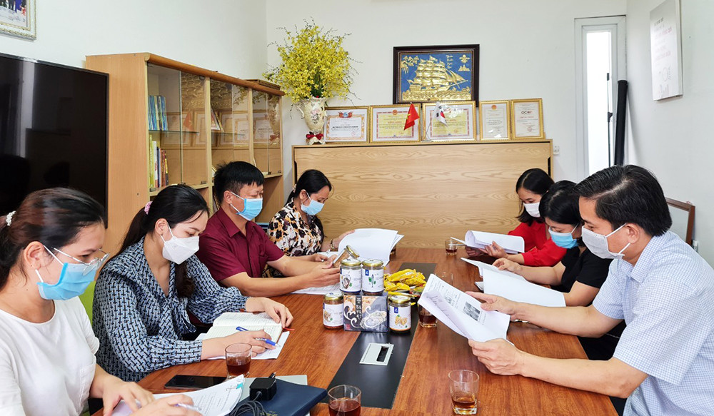 Đoàn kiểm tra tình hình sản xuất tại Công ty TNHH Thủy sản Quảng Ninh.