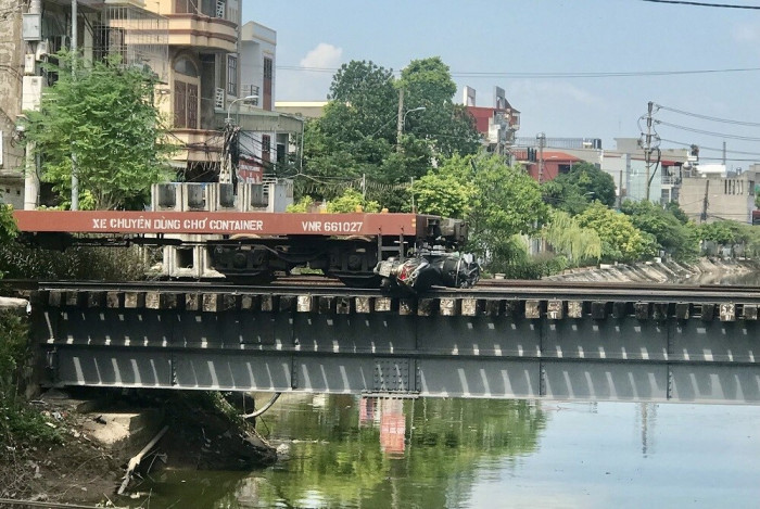 Va chạm với tàu hỏa, người phụ nữ đi xe máy rơi xuống kênh tử vong 1