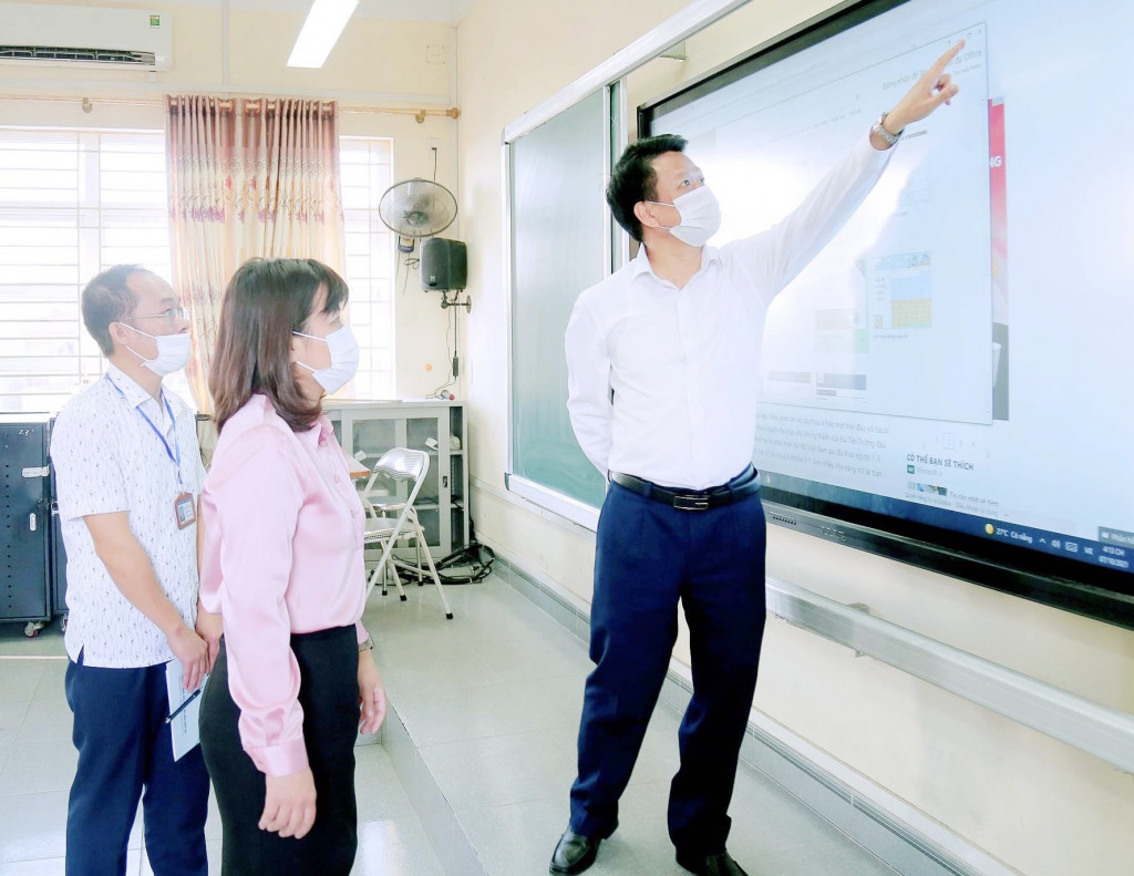 Đoàn giám sát kiểm tra lớp học tiếng Anh tại Trường THPT TX Đông Triều.
