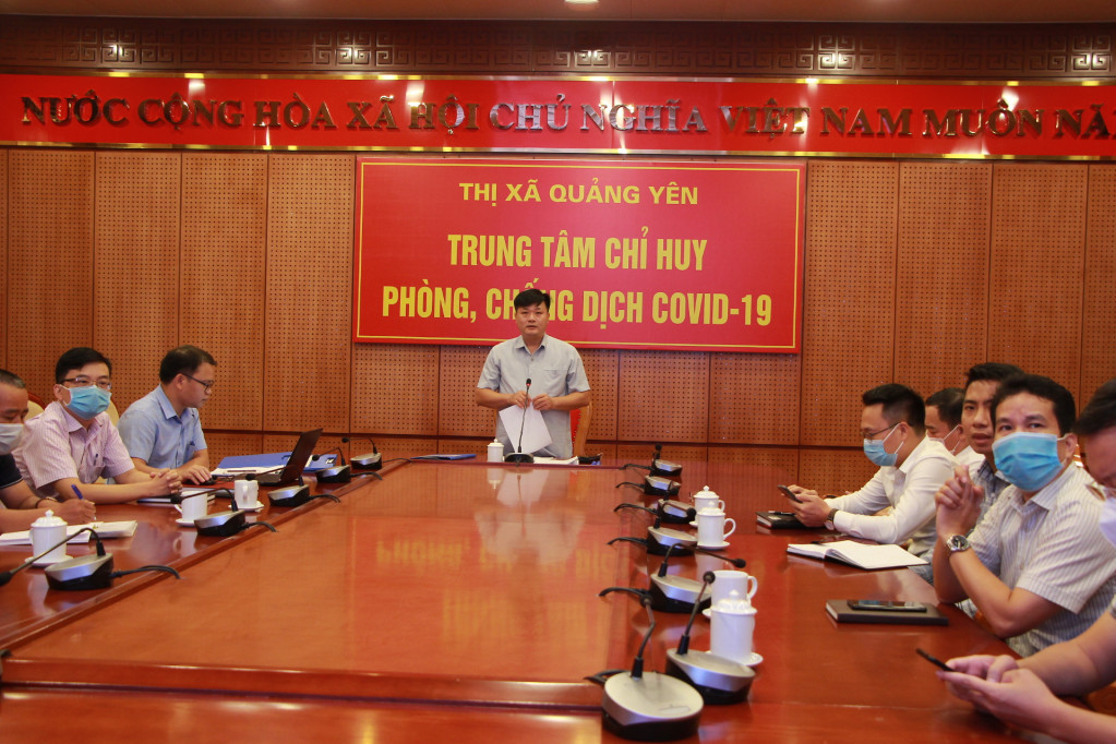 Đồng chí Lê Mạnh Tuyến, Phó Chủ tịch TT UBND TX, phát biểu tại buổi lễ bàn giao.