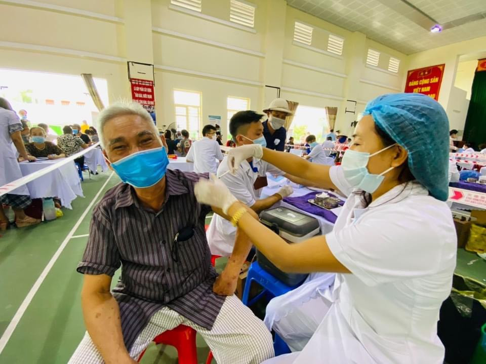 100% người dân Cô Tô, độ tuổi 18 trở lên đã hoàn thành tiêm vắc xin phòng Covid -19 mũi 2. Ảnh: Hoàng Phương (CTV)