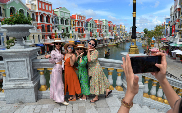 Việt Nam có thể mở cửa hoàn toàn với khách quốc tế từ tháng 6-2022 - Ảnh 1.